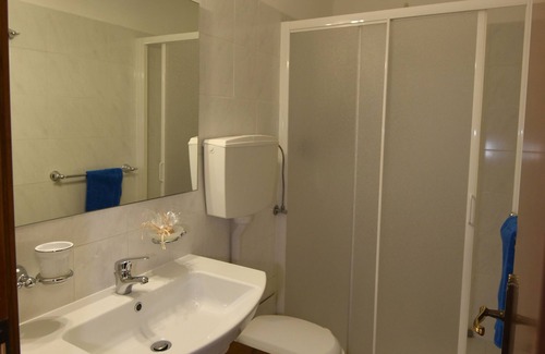 Camporgiano Otro | Habitación con baño. La estructura puede acomodar a más invitados, pero solo bajo petición.