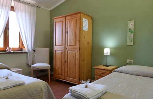 Camporgiano Otro | Habitación con baño. La estructura puede acomodar a más invitados, pero solo bajo petición.