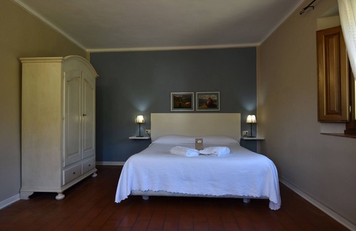 Camporgiano Otro | Habitación con baño. La estructura puede acomodar a más invitados, pero solo bajo petición.