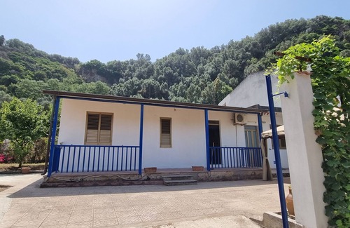 Palmi Complejo | Room with breakfast included in cottage Holiday home in Palmi Pietrenere.