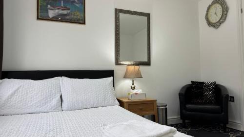 Ashford Casa | Room with en-suite facilities