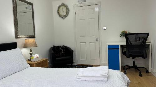 Ashford Casa | Room with en-suite facilities