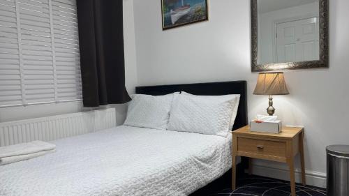 Ashford Casa | Room with en-suite facilities
