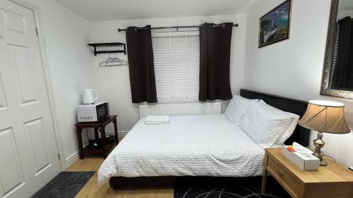 Ashford Casa | Room with en-suite facilities