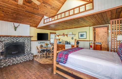 Downtown Cannon Beach Hotel | Room with Full Kitchen at Cannon Beach Hotel Collection! Beach Access