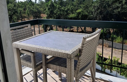 Castelo Apartamento | Room with private bathroom and balcony with nature view in Casa das Vinhas, Sesimbra