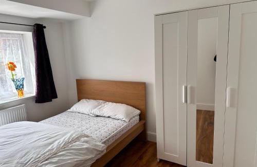 Sutton Central Casa | Room with Private Shower Facility