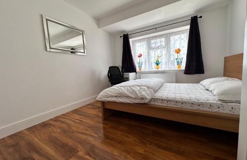 Sutton Central Casa | Room with Private Shower Facility