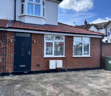 Sutton Central Casa | Room with Private Shower Facility