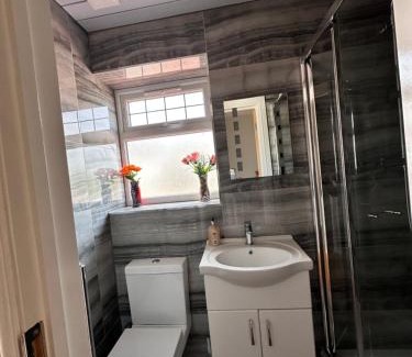 Sutton Central Casa | Room with Private Shower Facility
