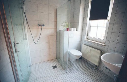 Schwarza Apartamento | Room with queen size bed and bathroom, tv, Netflix, wifi