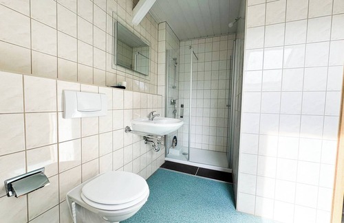 Schwarza Apartamento | Room with queen size bed and bathroom, tv, Netflix, wifi