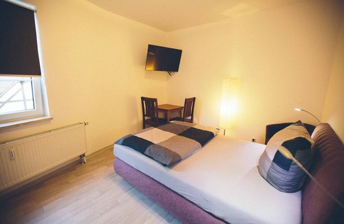 Schwarza Apartamento | Room with queen size bed and bathroom, tv, Netflix, wifi