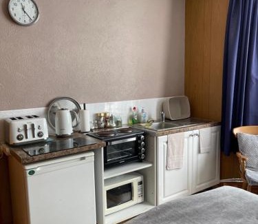 Five Oak Green Casa | ROOM with SHOWER, TOILET and KITCHENETTE