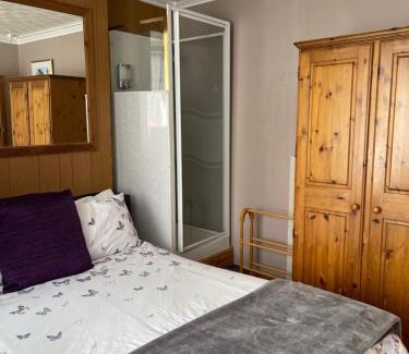 Five Oak Green Casa | ROOM with SHOWER, TOILET and KITCHENETTE