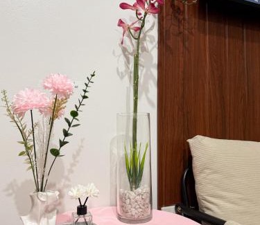Highway Hills Apartamento | Roomies Spacious Fully Furnished Condo with Balcony and Netflix for 4pax