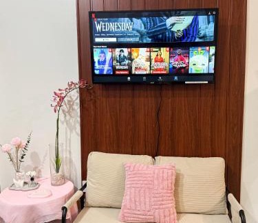Highway Hills Apartamento | Roomies Spacious Fully Furnished Condo with Balcony and Netflix for 4pax