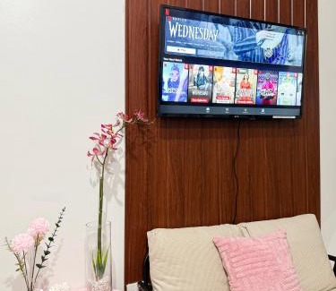 Highway Hills Apartamento | Roomies Spacious Fully Furnished Condo with Balcony and Netflix for 4pax