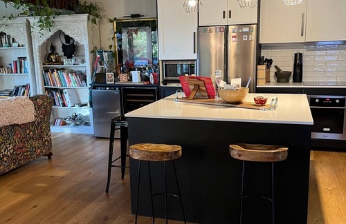 Brooklyn Casa | Rooms available Dangar Island, Artist retreat 2 minutes walk to the beach