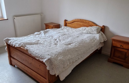 Vendresse Cama Y Desayuno | Rooms for rent vendresse region 2 bedrooms upstairs plus a living room ground floor Land,