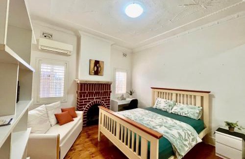 Brighton-le-Sands Casa | Rooms in a shared house next to a scenic and lively beach