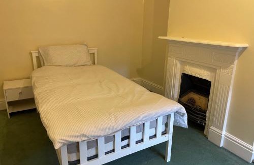 Wolverton Cama Y Desayuno | Rooms In A Victorian Comfortable 4-bedroom house in Milton Keynes Rooms Not En-suites