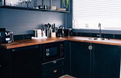 Leeton Apartamento | Rooms of Renown - The Panaretto Parlour