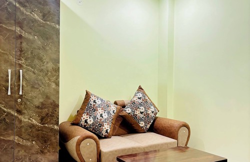 South West Apartamento | Roomshala 177 Homestay Thehrav