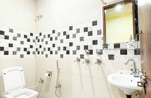 South West Apartamento | Roomshala 177 Homestay Thehrav