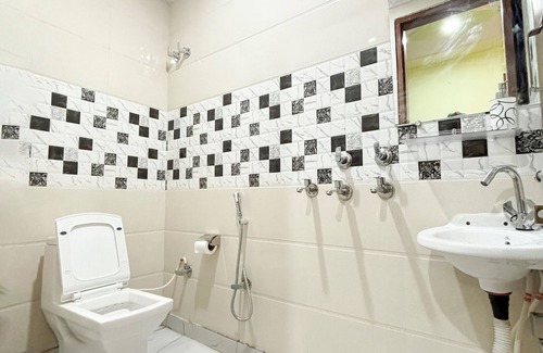 South West Apartamento | Roomshala 177 Homestay Thehrav