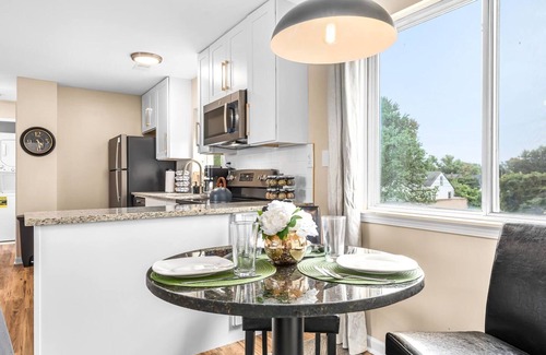 Roseville Apartamento | Roomy 1BR Upper Flat in the Heart of Roseville