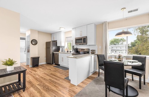 Roseville Apartamento | Roomy 1BR Upper Flat in the Heart of Roseville