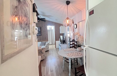 Braden River Casa | Roomy 2 Bed home in Sarasota Resort; near Siesta Key Beach! Includes golf cart.