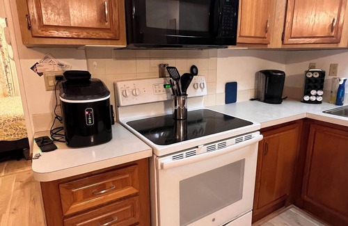 Braden River Casa | Roomy 2 Bed home in Sarasota Resort; near Siesta Key Beach! Includes golf cart.