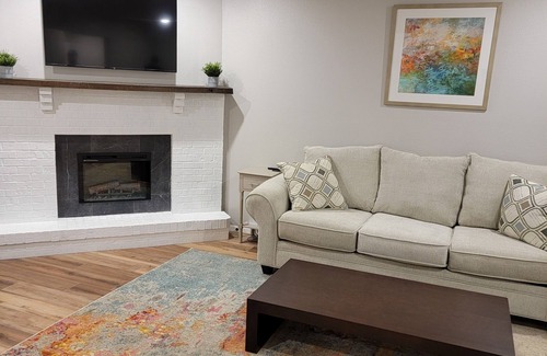 Coralville Casa | Roomy 3 Story Duplex Close To Mall, Restaurants, UI Hospital and Sport Arenas