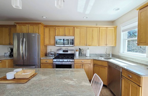 Truro Casa | Roomy 3BD+ --A/C, Screen Porch, Outdoor Shower, Fire Pit, Ping Pong--Plenty of Space to Spread Out