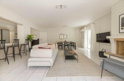 Amarousion Apartamento | Roomy 3BR Apartment in Marousi by UPSTREET