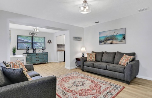 Orange Park Casa | Roomy 5/2 in Orange Park