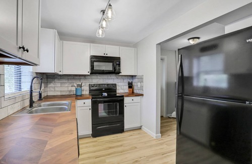 Orange Park Casa | Roomy 5/2 in Orange Park