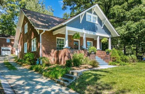 Druid Hills Casa | Roomy 5BR Bungalow with Backyard, Walk to Downtown