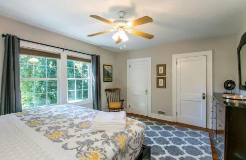 Druid Hills Casa | Roomy 5BR Bungalow with Backyard, Walk to Downtown