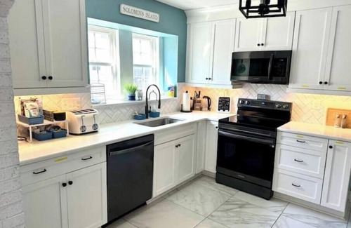 Solomons Apartamento | Roomy BR w/ private bath in the heart of Solomons