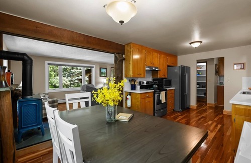 West Glacier Cabina | Roomy Cabin in West Glacier Village