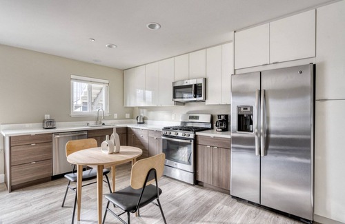 Campbell Apartamento | Roomy Campbell 1BR w/ Gym, Pool & Hot Tub, walk to WF & TJ, by Blueground