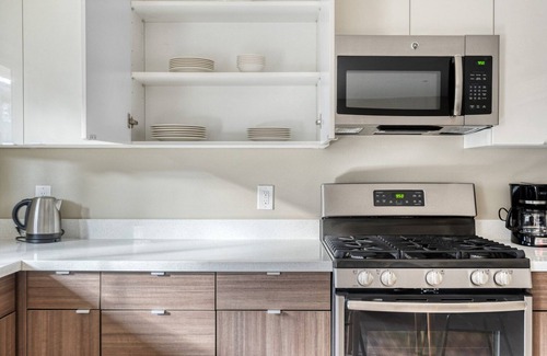 Campbell Apartamento | Roomy Campbell 1BR w/ Gym, Pool & Hot Tub, walk to WF & TJ, by Blueground