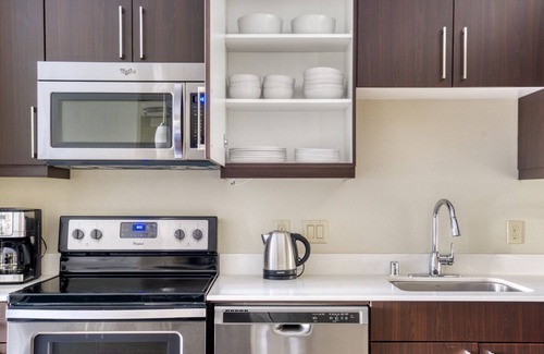 Dublin Apartamento | Roomy Dublin 1BR w/ Gym, Lounge & Pool, steps to BART, by Blueground