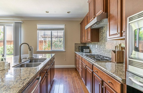 Dublin Casa | Roomy Dublin 5BR w/ Backyard, Groceries, Park & Playground, by Blueground