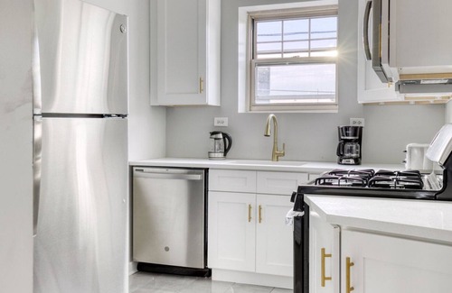 Evanston Apartamento | Roomy Evanston 2BR w/ W/D, 1 mile to Northwestern campus, by Blueground