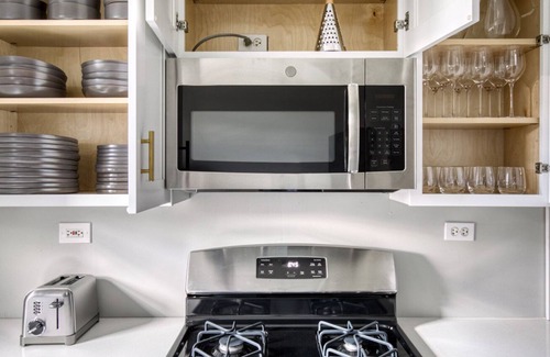 Evanston Apartamento | Roomy Evanston 2BR w/ W/D, 1 mile to Northwestern campus, by Blueground