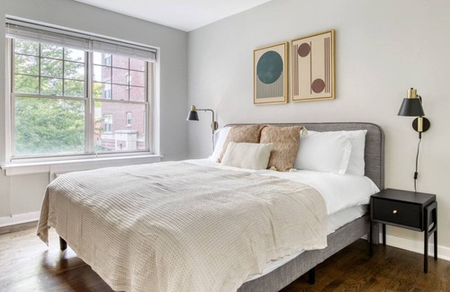 Evanston Apartamento | Roomy Evanston 2BR w/ W/D, 1 mile to Northwestern campus, by Blueground